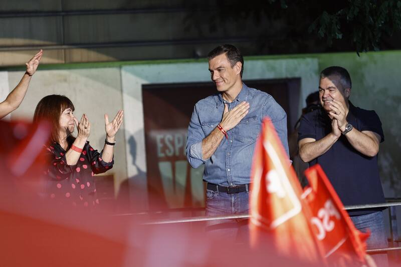 El presidente del Gobierno, Pedro Sánchez, saluda a los militantes y simpatizantes socialistas que han acudido a la sede del PSOE, durante el seguimiento de la noche electoral de los comicios generales. EFE.