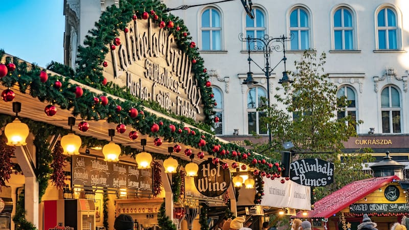 Escapada navideña a uno de los países más baratos y bellos de Europa, ¿cuánto cuesta visitar su mercadillo de Navidad?