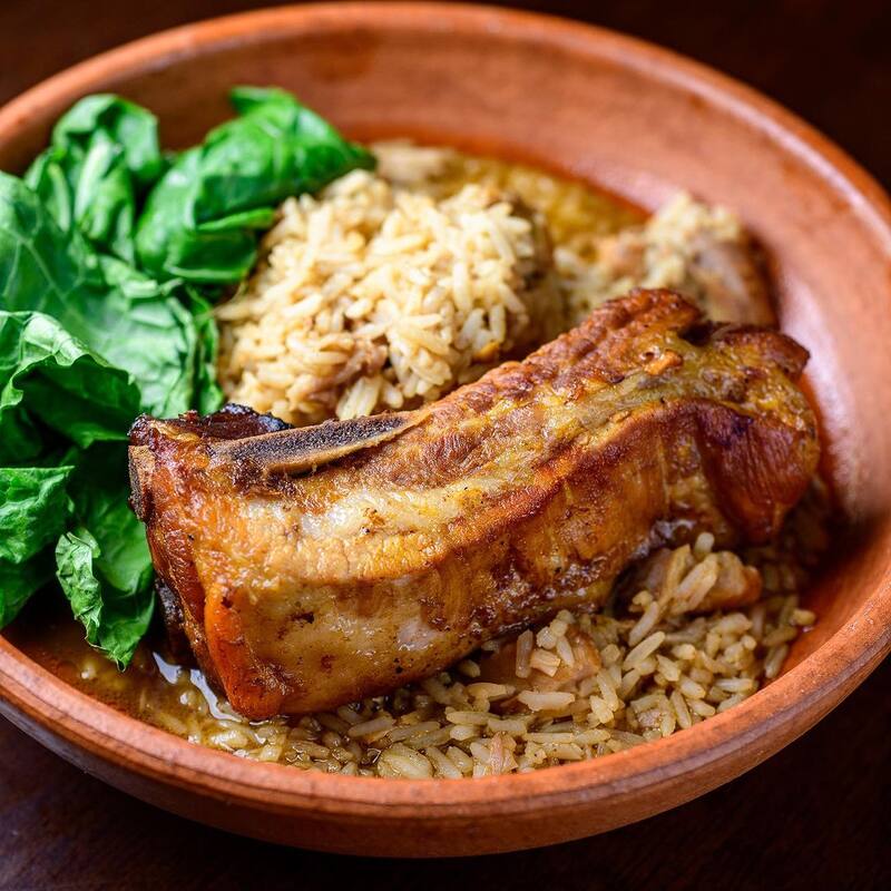 Costilla de cerdo con arroz caldoso, gran recomendado de Chico Dedé. Fuente: Instagram @chicodede