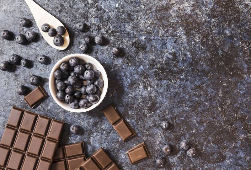 Los arándanos y el chocolate aportan flavonoides. (Fuente: Unsplash)