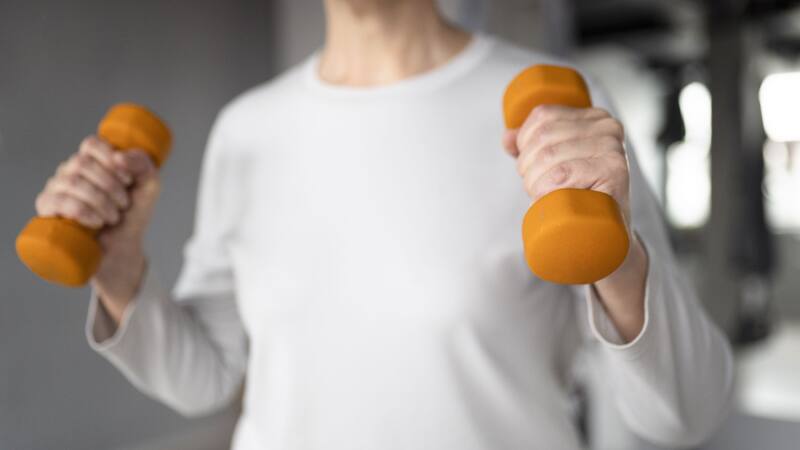 La clave de su vitalidad no es un secreto: mantenerse activa y alimentarse de forma sencilla y natural. Foto: Freepik.