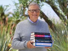 Bill Gates recomienda leer sí o sí alguno de estos libros antes de que termine el invierno