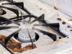 Ni vinagre ni bicarbonato: el método mágico para limpiar la grasa pegada del horno y las asaderas sin esfuerzo