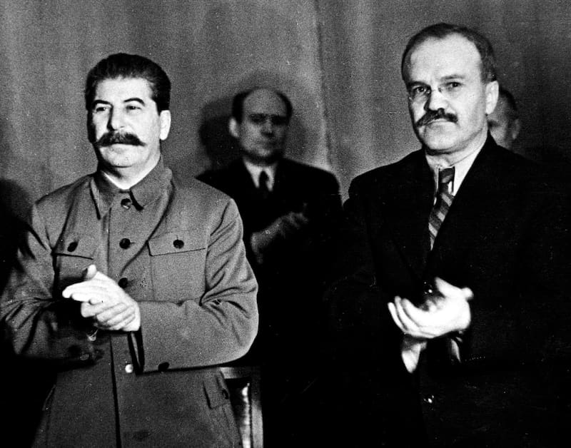 A la derecha, Vyacheslav Mikhailovich Molotov.
