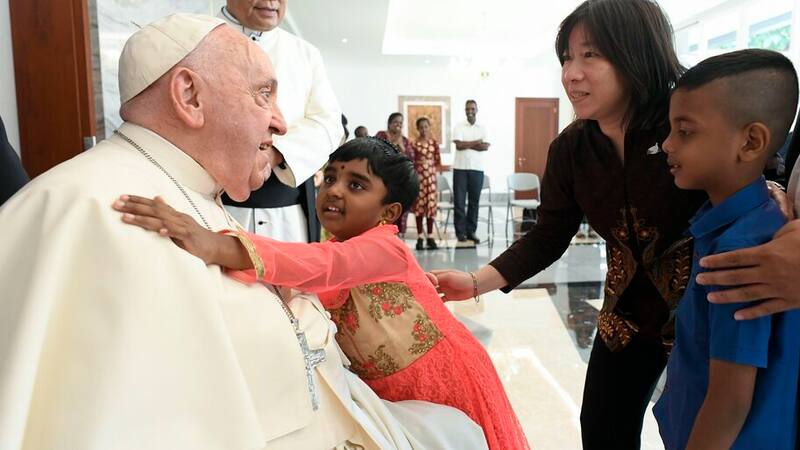El papa Francisco llegó a la capital de Indonesia. Fuente: Archivo