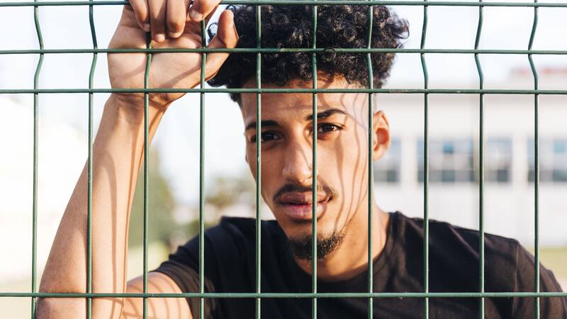 Muchos de los trasladados a la base no tienen antecedentes delictivos y su única falta habría sido ingresar ilegalmente al país.