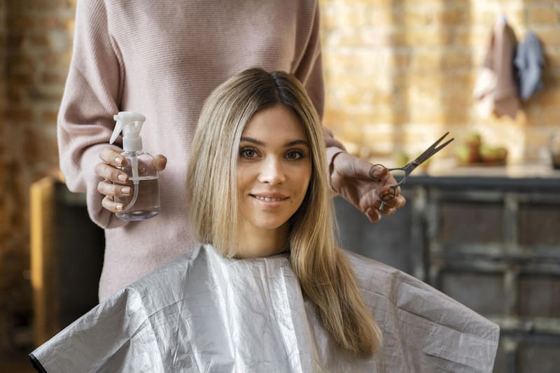 La cercanía de la superluna en septiembre amplifica la influencia lunar, fortaleciendo las raíces del cabello (Fuente: Freepik)
