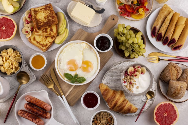 Un desayuno balanceado desde temprano en la vida puede contribuir a hábitos alimenticios saludables a largo plazo. (Foto: Freepik)