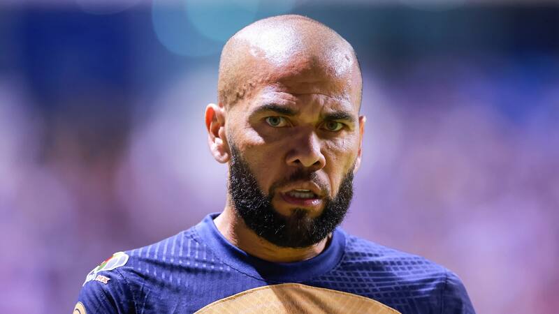 Dani Alves llegó desde México, en donde estaba viviendo.