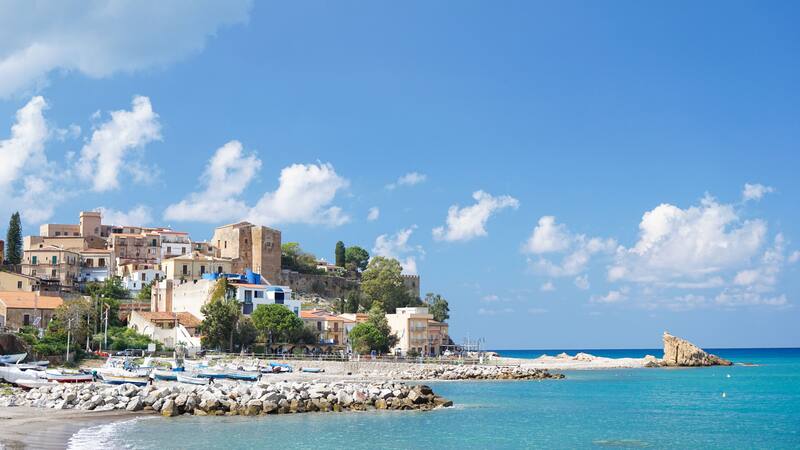 Puedes comprar ahora mismo una casa medieval en Italia por tan solo 20.000 euros: el lugar tiene playas increíbles.