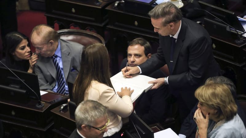 El Senado, durante el debate que terminó aprobando la ley de tarifas que luego vetó Macri. Foto: NA