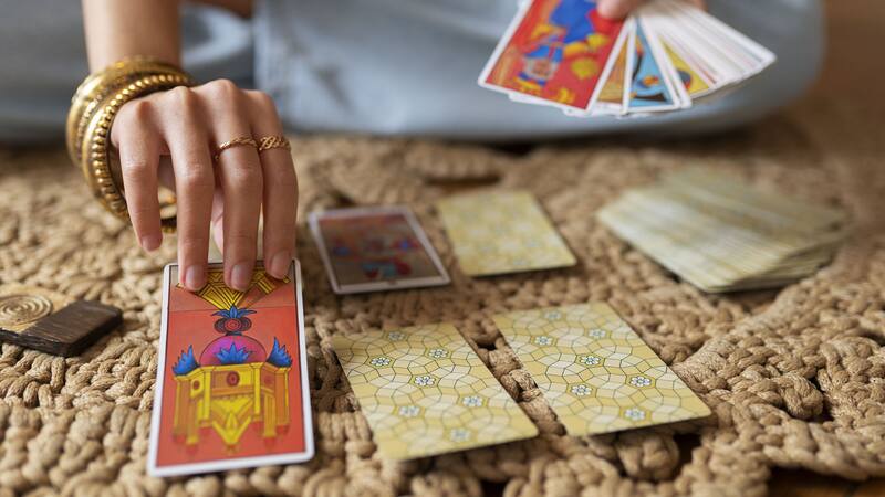 Las cartas del tarot ofrecen una guía poderosa para entender los desafíos y oportunidades de febrero 2025.