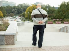 ¿Qué significa caminar con las manos atrás de la espalda? La psicología lo explica