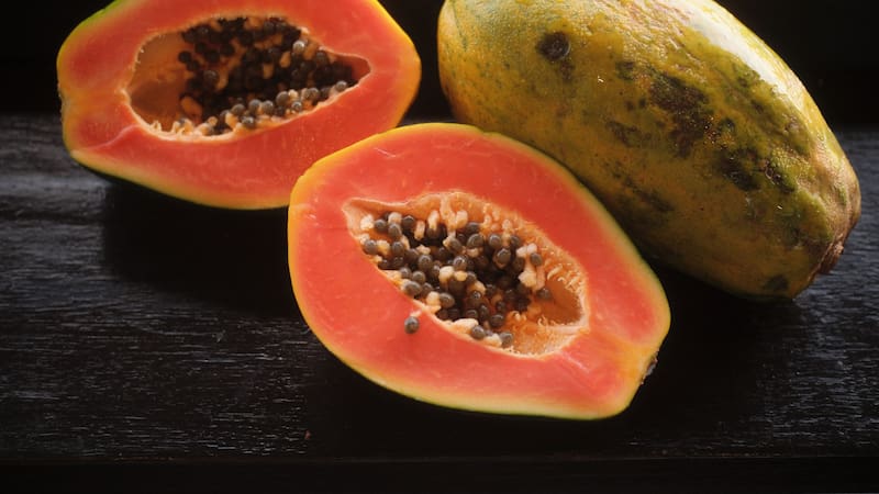 No es naranja: la fruta rica en vitamina C que baja el colesterol y controla la diabetes.