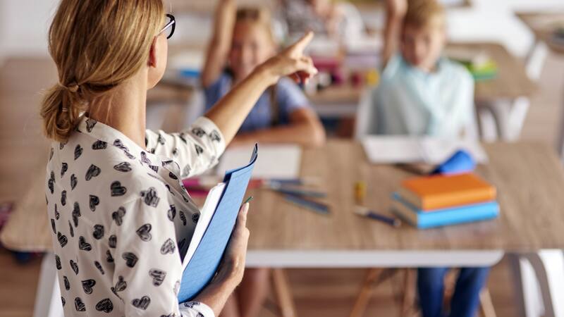 El gobernador Greg Abbott impulsa una propuesta clave para mejorar la situación salarial de los docentes en Texas.