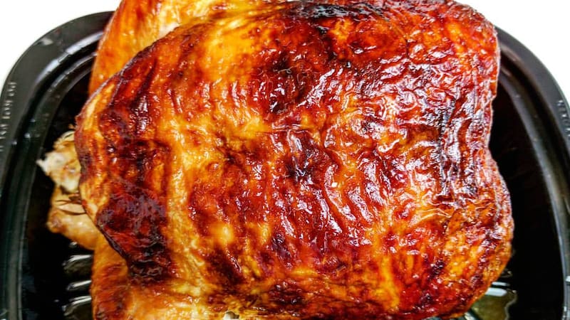 Los pollos se venden a un precio inusualmente bajo, lo que genera sospechas sobre cómo se mantiene tan accesible el producto.