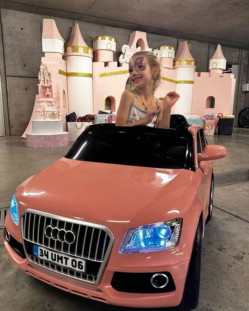 Isabella Icardi con su regalo de cumpleaños. (Foto: Instagram @wanda_nara)