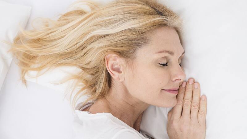 Durante la menopausia, la producción de melatonina disminuye y con estos 3 hábitos es posible estimular su producción.