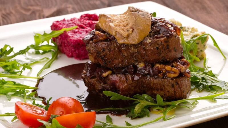 El solomillo con foie es un clásico de la mesa navideña.