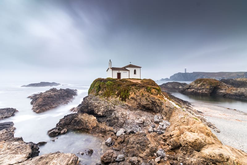 Galicia esconde hermosas reliquias turísticas como esta ermita que se emplaza en el centro de un islote. (Foto: Wikimedia)