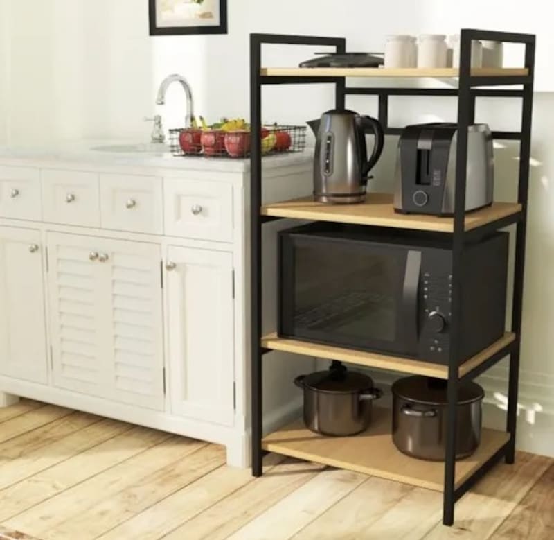 Una nueva tendencia en diseño de interiores está cambiando la forma en que organizamos estos aparatos: los muebles verticales con estantes. Imagen: archivo.