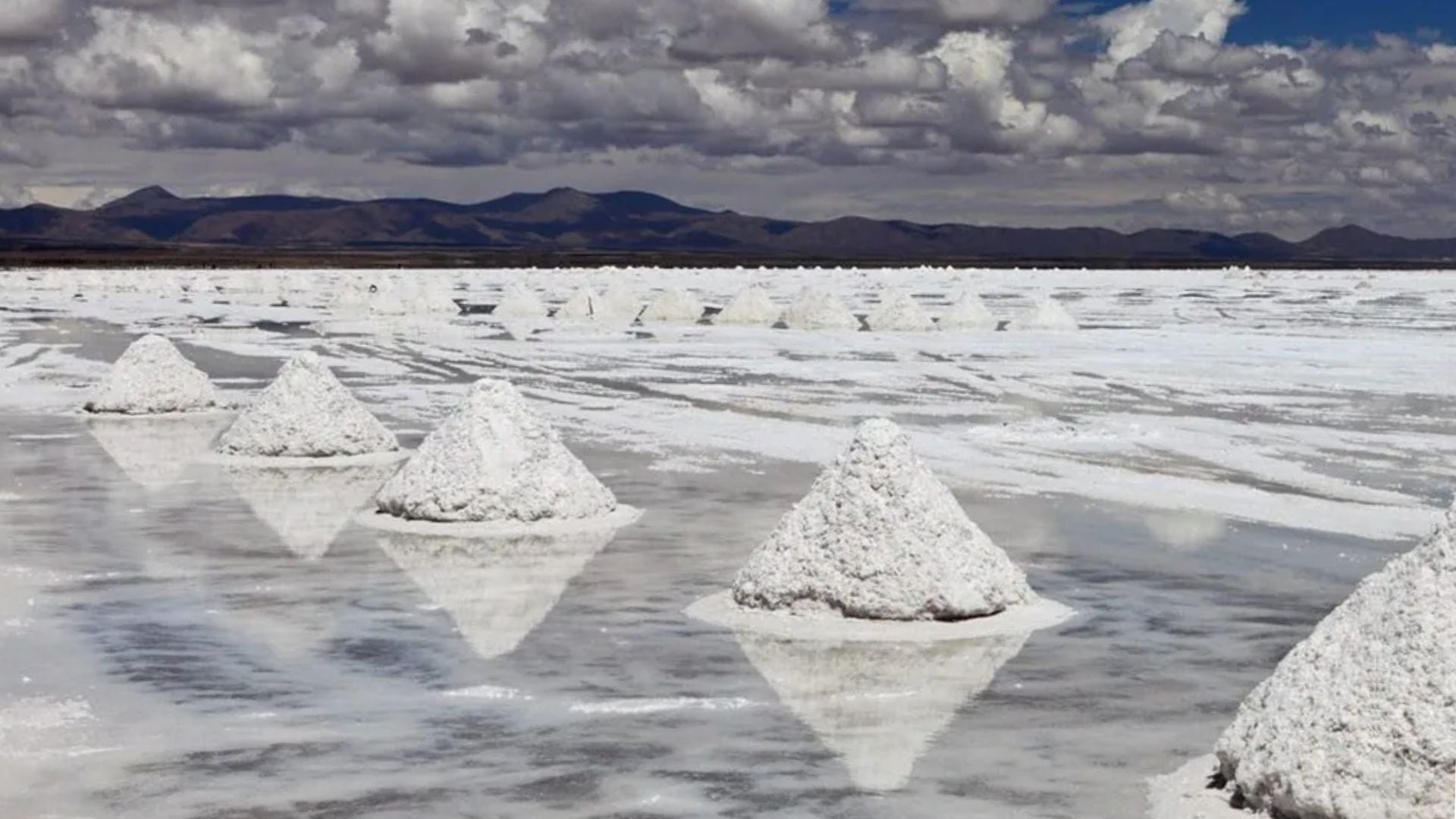 Instalaciones mineras de litio en el noroeste argentino con maquinaria pesada y salares