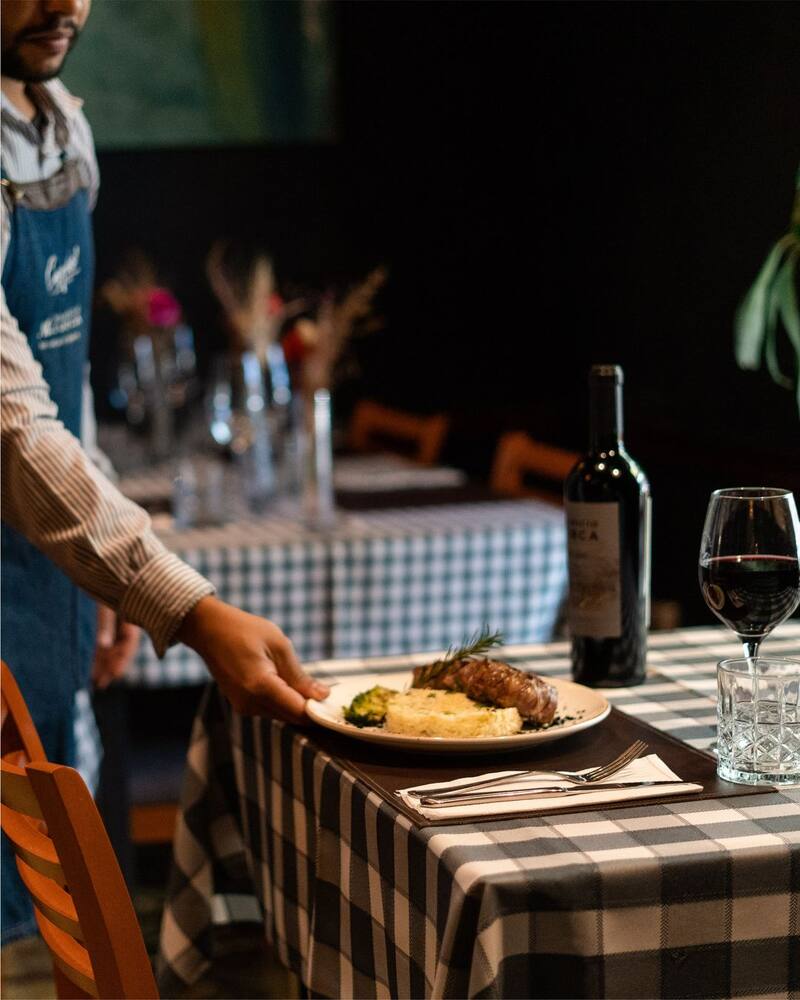 Los premios Travellers' Choice de TripAdvisor brindan a los comensales una guía confiable para elegir experiencias culinarias excepcionales. (Fuente: Instagram @carolinococina)