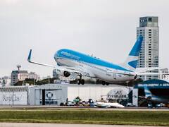 Aerolíneas Argentinas reprogramó varios vuelos por las asambleas en Ezeiza y otros aeropuertos del país