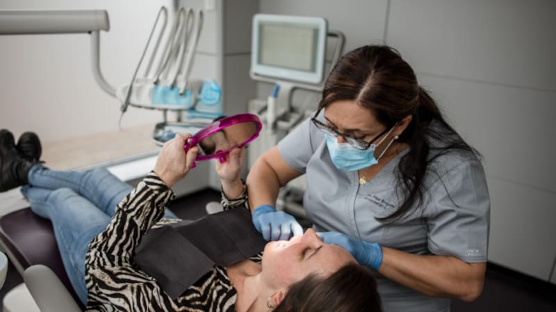 El virus que causa el COVID-19 entra en el torrente sanguíneo a través de un receptor llamado ACE2, que abunda en la boca. EUROPAPRESS