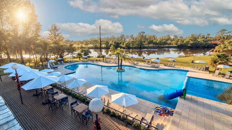 Los hoteles quieren evitar una caída mayor en las ventas en medio de un verano que se proyectaba récord y ahora tambalea.