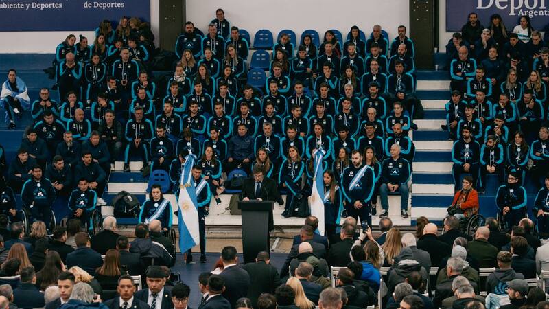 Javier Milei despidió a los atletas argentinos que competirán en París 2024, el "sueño olímpico" para el relanzamiento en el país de una marca histórica