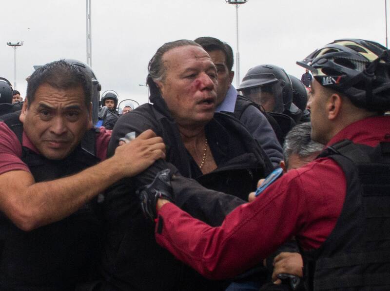 La foto de la semana: Sergio Berni agredido por colectiveros y sacado del lugar por la policía porteña