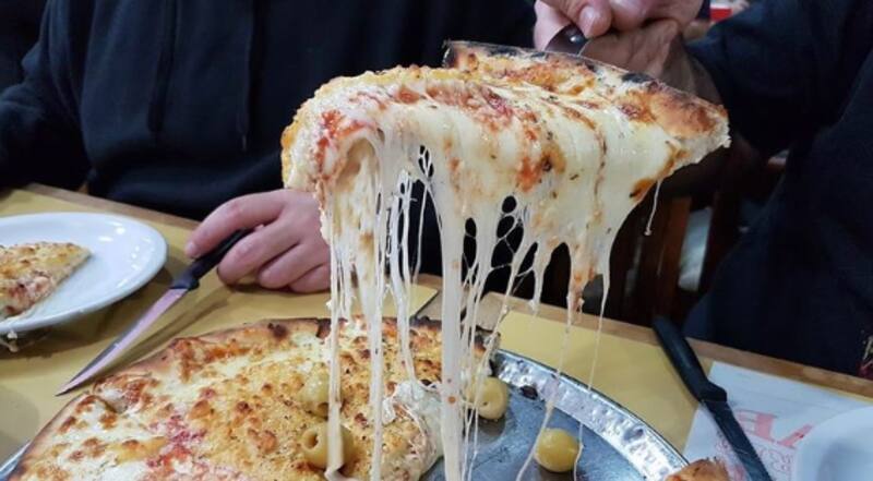 "La posta de Achával" es una pizzería tradicional de Caballito. (Instagram @lapostadeachaval).