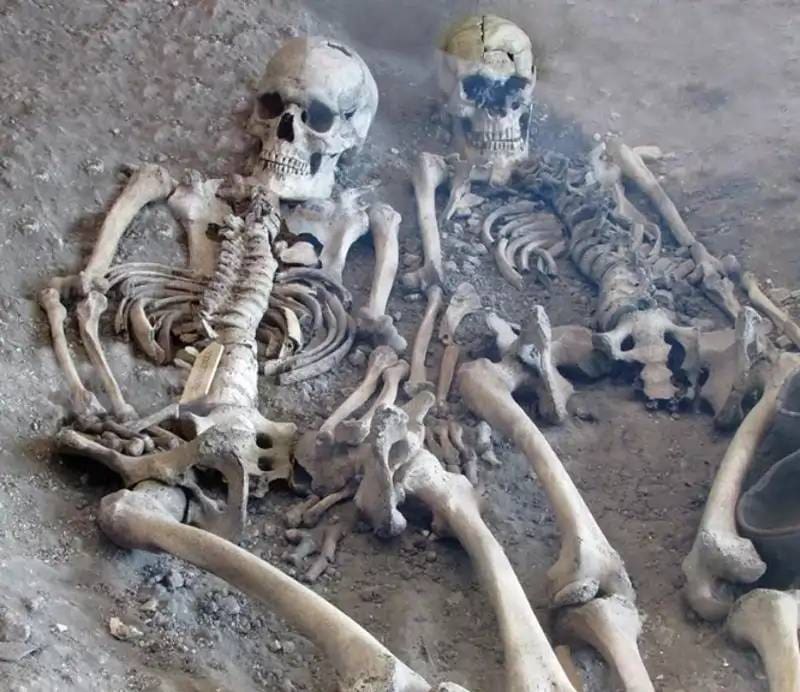 Restos óseos de los cuerpos hallados en Maiden Castle. Fuente: National Geographic.