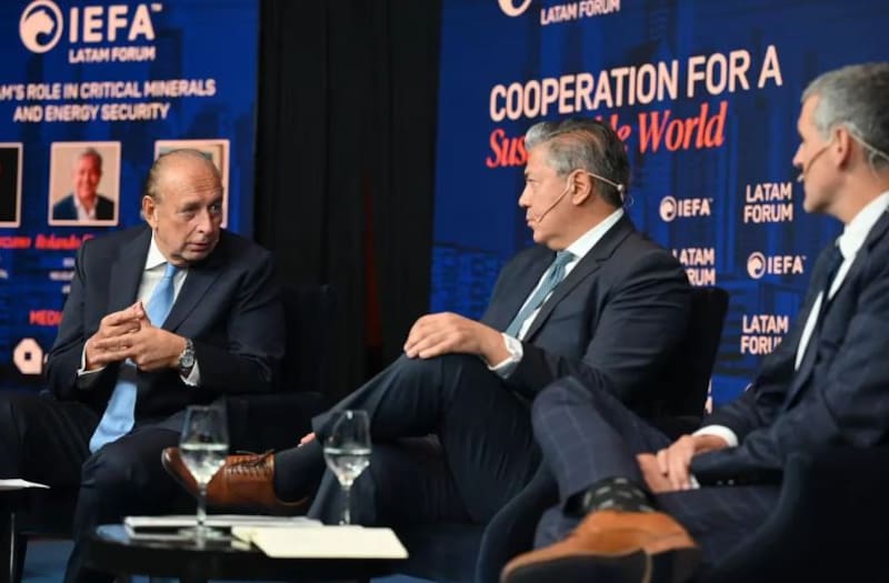 El CEO de Integra Capital José Luis Manzano junto al gobernador de Neuquén Rolando Figueroa, durante el IEFA Latam Forum.