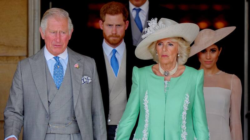Carlos III y su esposa Camila, junto al príncipe Enrique y Meghan Markle