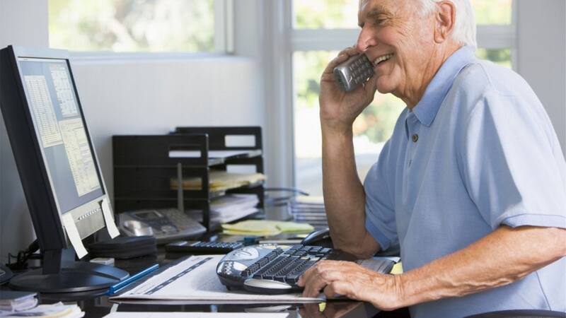 En ocasiones, las personas mayores pueden ser más estables y confiables que las más jóvenes.