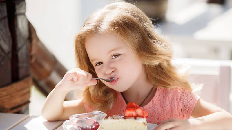 Aprende el paso a paso de esta sencilla receta de gelatina y verás que es posible que te quede súper esponjosa.