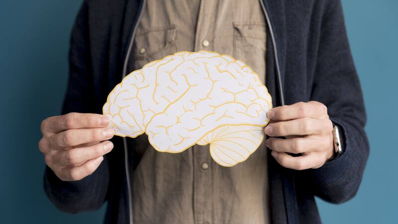 El doctor José Manuel Felices explica en un vídeo cómo reconocer los síntomas más típicos del ictus y por qué es vital actuar rápido.