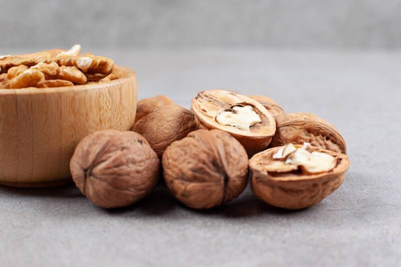 Las nueces aportan diferentes beneficios para el buen funcionamiento del cerebro. (Foto: Freepik.es)