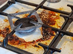Ni jabón ni bicarbonato: el método efectivo para desinfectar las hornallas y asaderas al instante