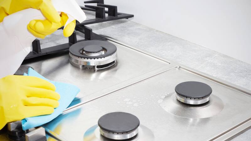 Ni vinagre ni bicarbonato: el método mágico para desinfectar a fondo la cocina y eliminar toda la grasa de las hornallas.