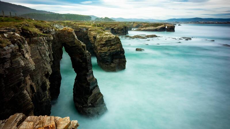 La Playa de las Catedrales sorprende con sus formaciones de roca natural que cambian según las mareas. (Foto: amarinalucense.gal)