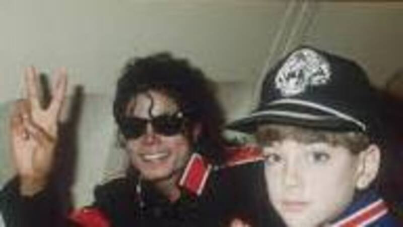 El Rey del Pop junto a uno de los denunciantes en la década del 80