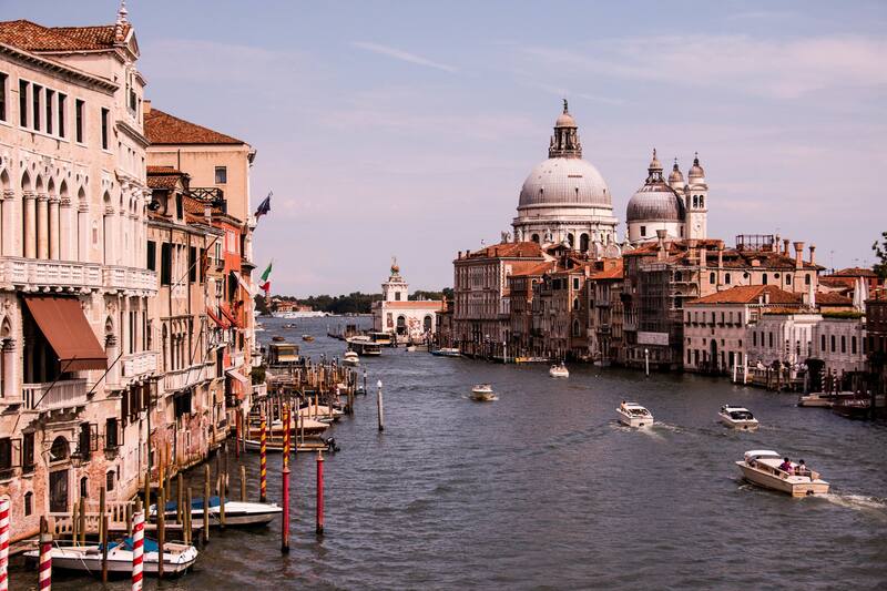 Venecia ha implementado una prohibición para grupos turísticos de más de 25 personas. (Foto: Freepik)