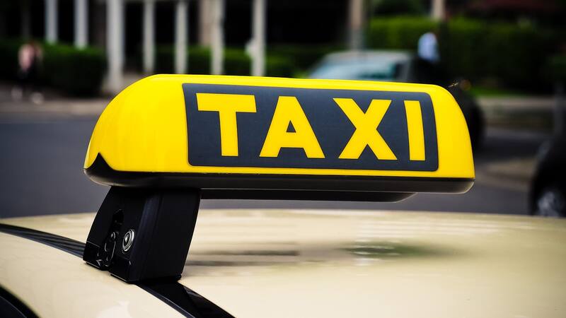 Los taxistas se concentran en toda España para pedir límites a las subidas de los seguros.