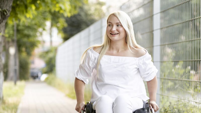 Una nueva rueda adaptable permite a las sillas de ruedas superar obstáculos como escaleras y cordones con facilidad.