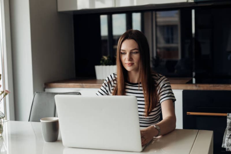 UnADM abrió su convocatoria 2025, ofreciendo más de 15000 lugares en programas de licenciatura gratuitos y completamente en línea. Fuente: archivo.