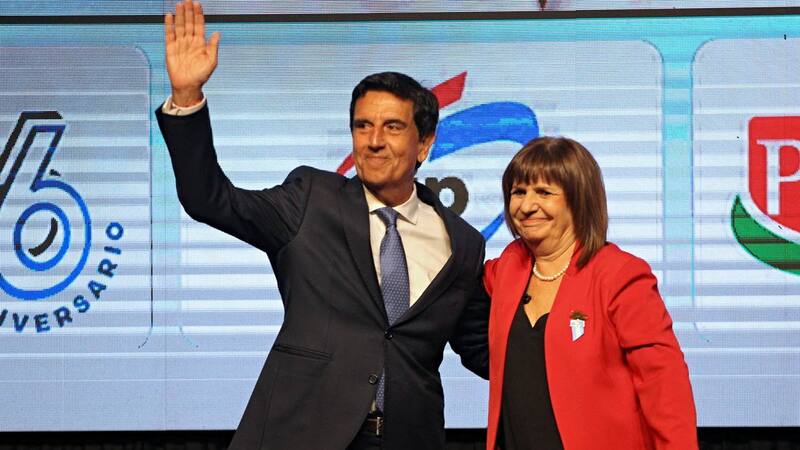 Carlos Melconian junto a Patricia Bullrich, candidata presidencial de La Libertad Avanza.