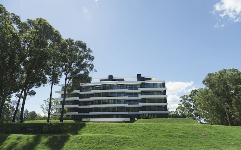 Solanas Crystal View fue proyectado en armonía con la naturaleza, por lo que el proyecto respeta y aprovecha las ondulaciones del terreno para asegurar un impacto ambiental nulo